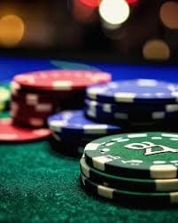 Cảnh người chơi trải nghiệm Live Casino trên nền tảng ku web